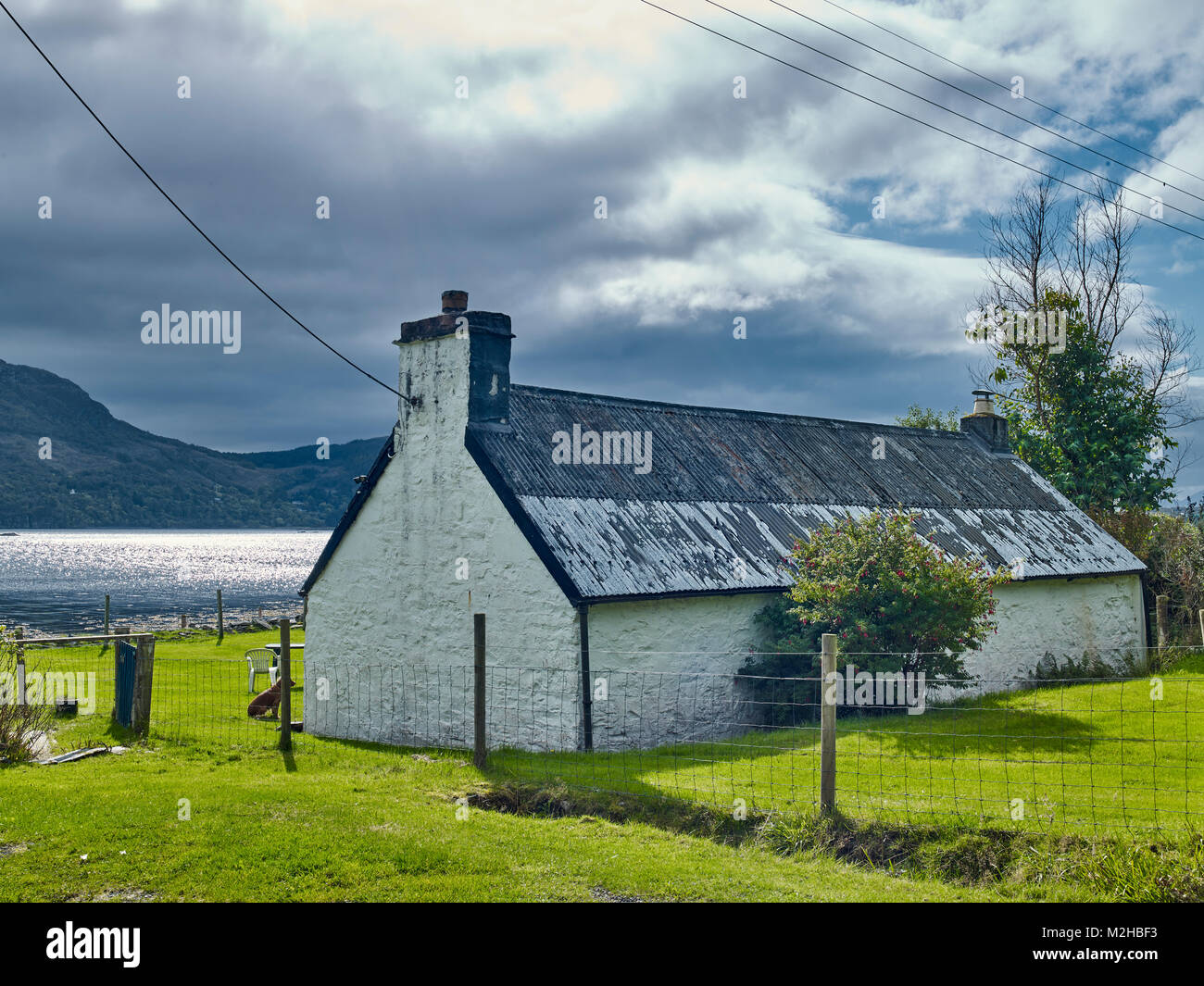 Clachan Cottage. Un converti croft comme un chalet indépendant sur les rives du Loch Carron. Ardaneaskan Banque D'Images