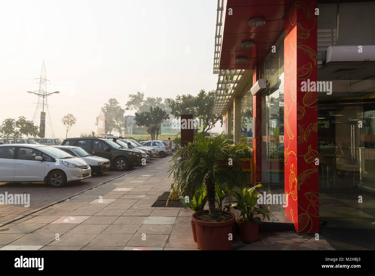 Un certain nombre de voitures garées en face de l'Haldiram restaurant, une partie de la restauration à mi-chemin Namaste Delhi sur l'autoroute, de Hardwar dans Mansurpur Uttar Banque D'Images