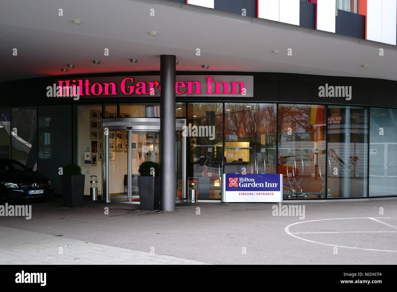 Stuttgart, Allemagne - Février 03, 2018 : l'entrée en verre avec porte à tambour de l'hôtel Hilton Garden Inn hotel sur février 03, 2018 à Stuttgart. Banque D'Images