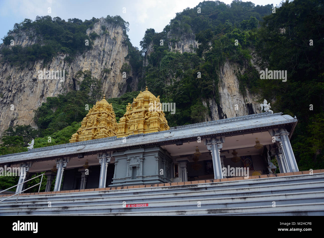 Kuala Lumpur, Malaisie - le 3 novembre 2014 : l'un des temples hindous dans le territoire de Batu Caves. Batu Caves - un complexe de collines et de grottes shr hindou Banque D'Images