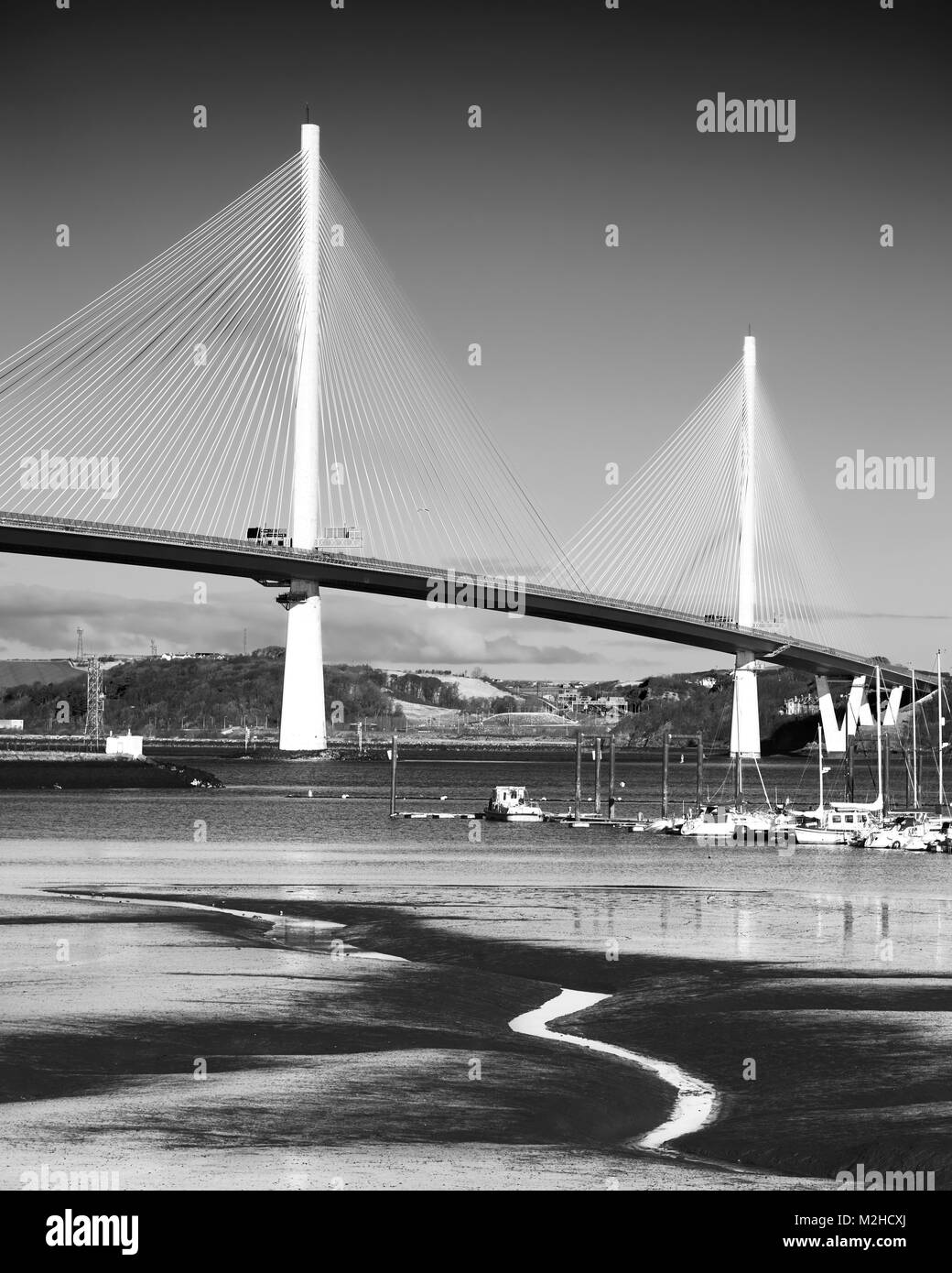 Queensferry Crossing Bridge de Port Edgar, South Queensferry, Edinburgh, Ecosse. Le noir et blanc Banque D'Images