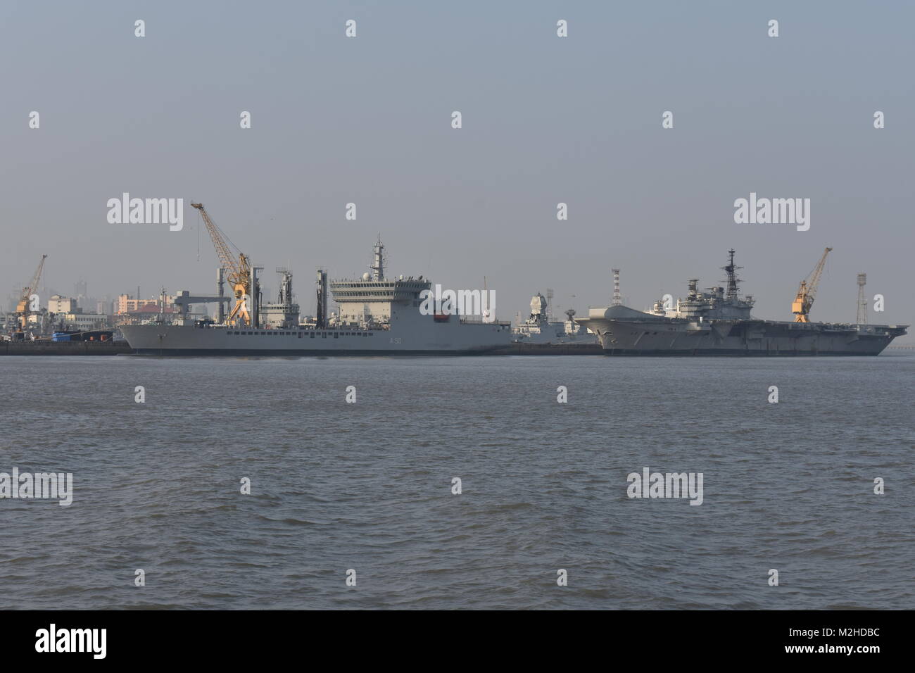 Une magnifique vue sur des navires en mer centre. Banque D'Images