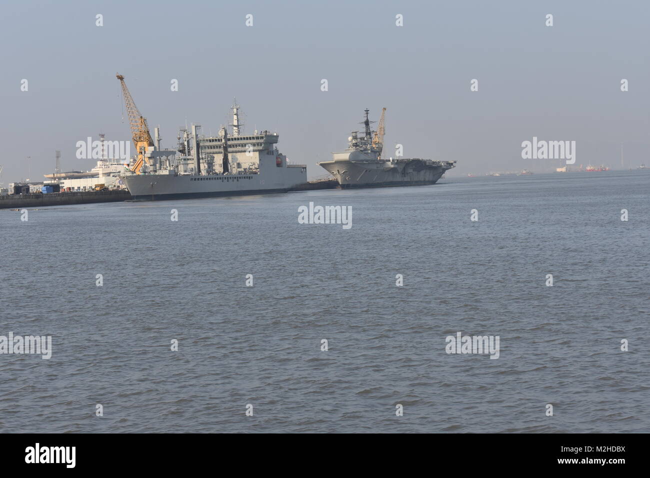Au centre du navire les raffineries à la mer belle. Banque D'Images