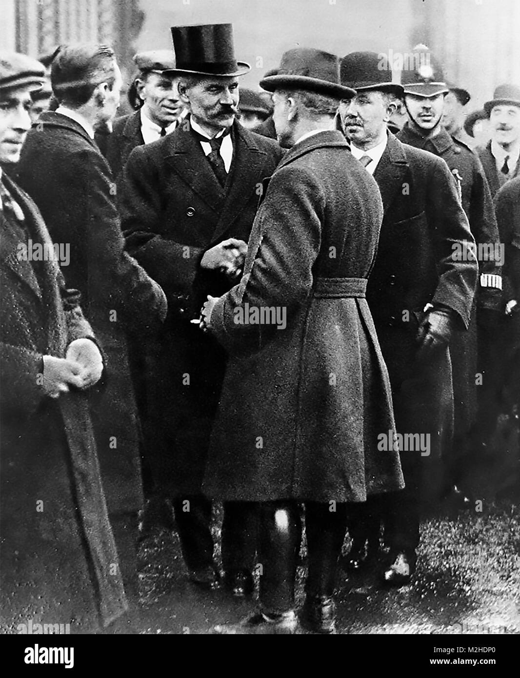 RAMSAY MacDONALD (1866-1937) avec des sympathisants à l'extérieur de Buckingham Palace après être devenu premier ministre le 5 juin 1929 Banque D'Images