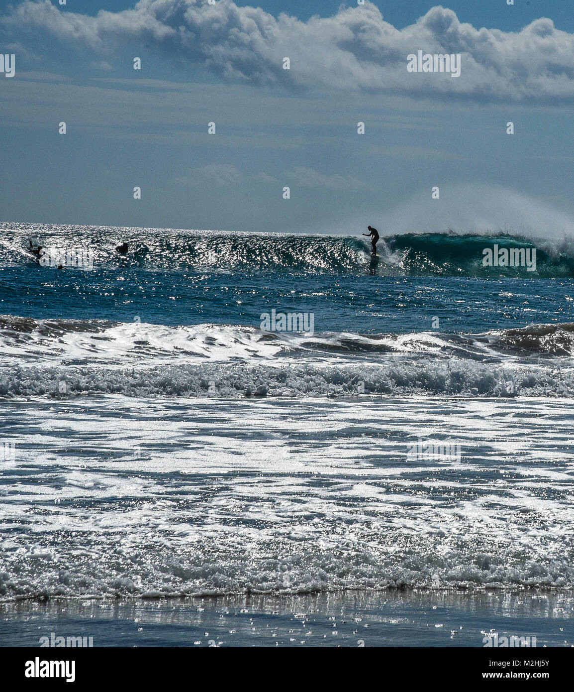 Surfer des vagues de rattrapage en Nouvelle Zélande Banque D'Images