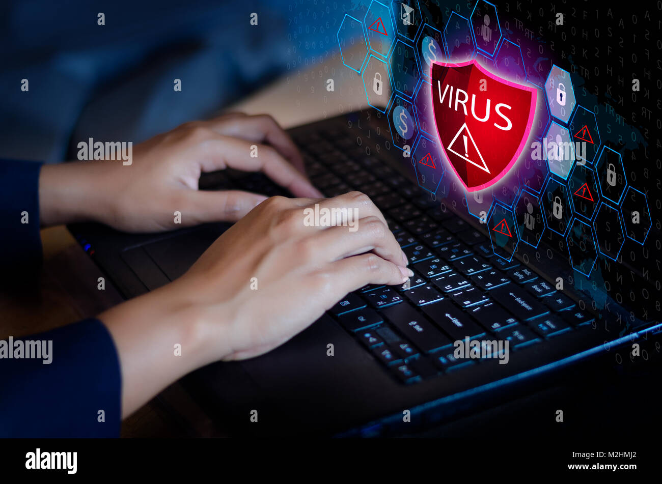 Appuyez sur la touche Entrée du clavier écran de protection de l'ordinateur d'exclamation rouge virus Avertissement Attention Ordinateur dans le noir avec virus word Banque D'Images