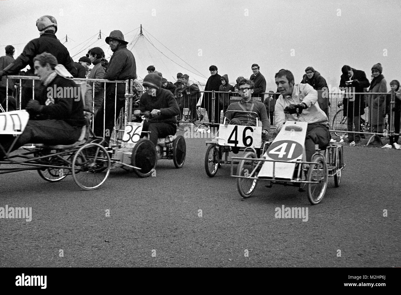 La réception ouverte 24h National 1968 Voiture à pédale de course qui s'est tenue à Whitchurch, aéroport de Bristol dans le cadre de l'Université de Bristol Rag 7. Il a couru autour de l'horloge du 1 au 2 mars, la collecte de fonds pour la charité, et a attiré 100 équipes, qui ont construit leurs propres entrées dans les collèges, les entreprises et les universités du Royaume-Uni. L'équipe gagnante a couvert 232 milles. Banque D'Images