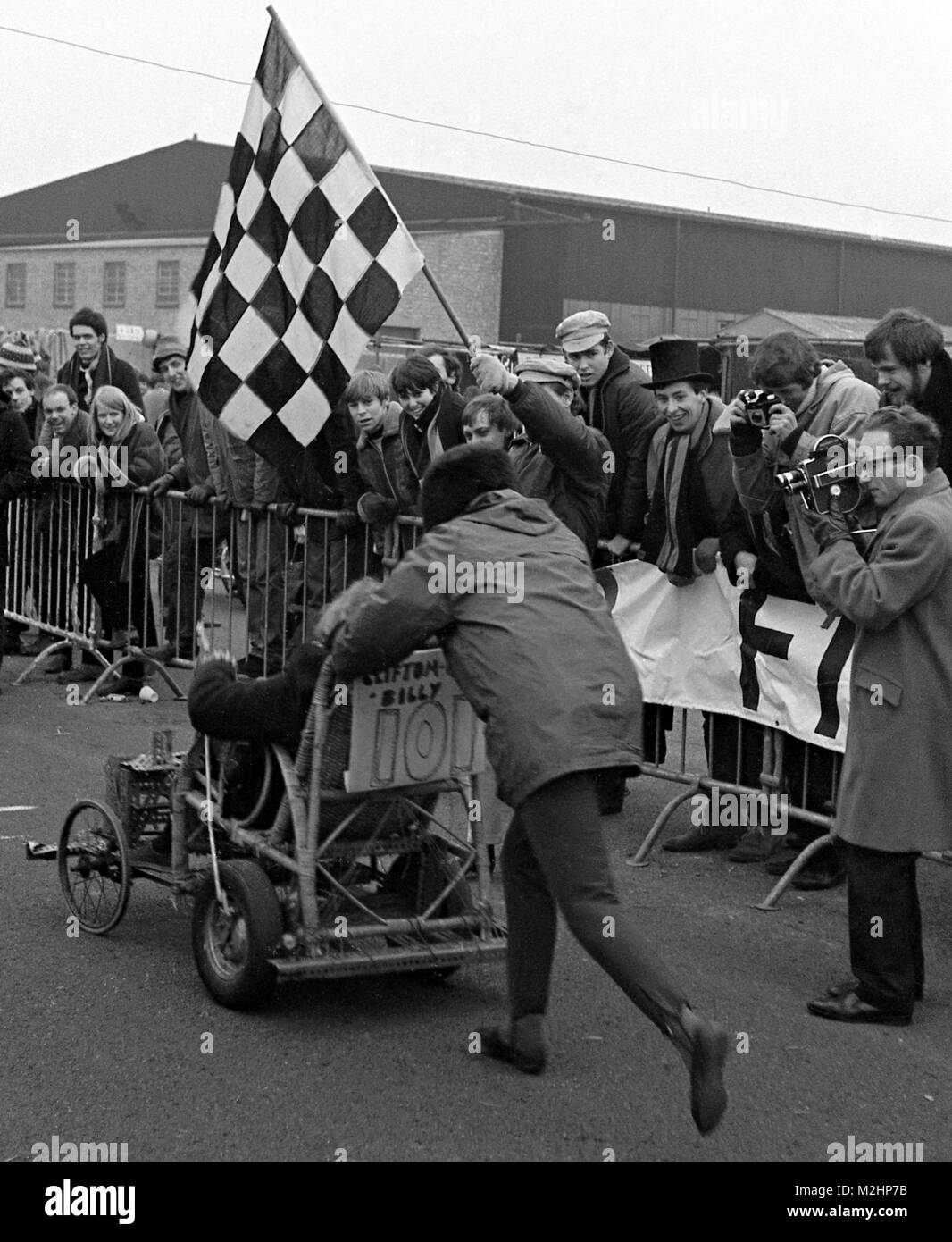 Newsreel cameraman cinéma avec la liquidation d'une caméra film capture l'étape finale de la nationale 1968 24 heures de voiture de course de pédale à Whitchurch, l'aéroport de Bristol. La course, qui a eu lieu le 1er et 2 mars, a fait partie de l'Université de Bristol Rag semaine et qui a attiré 100 équipes qui avaient construit leurs propres entrées dans les collèges, les entreprises et les universités du Royaume-Uni. L'événement de bienfaisance a été appuyée par Innes Ireland, véhicules, journaliste et ancien pilote de course de Formule Un, qui a commencé et terminé et il a remis les prix. Banque D'Images