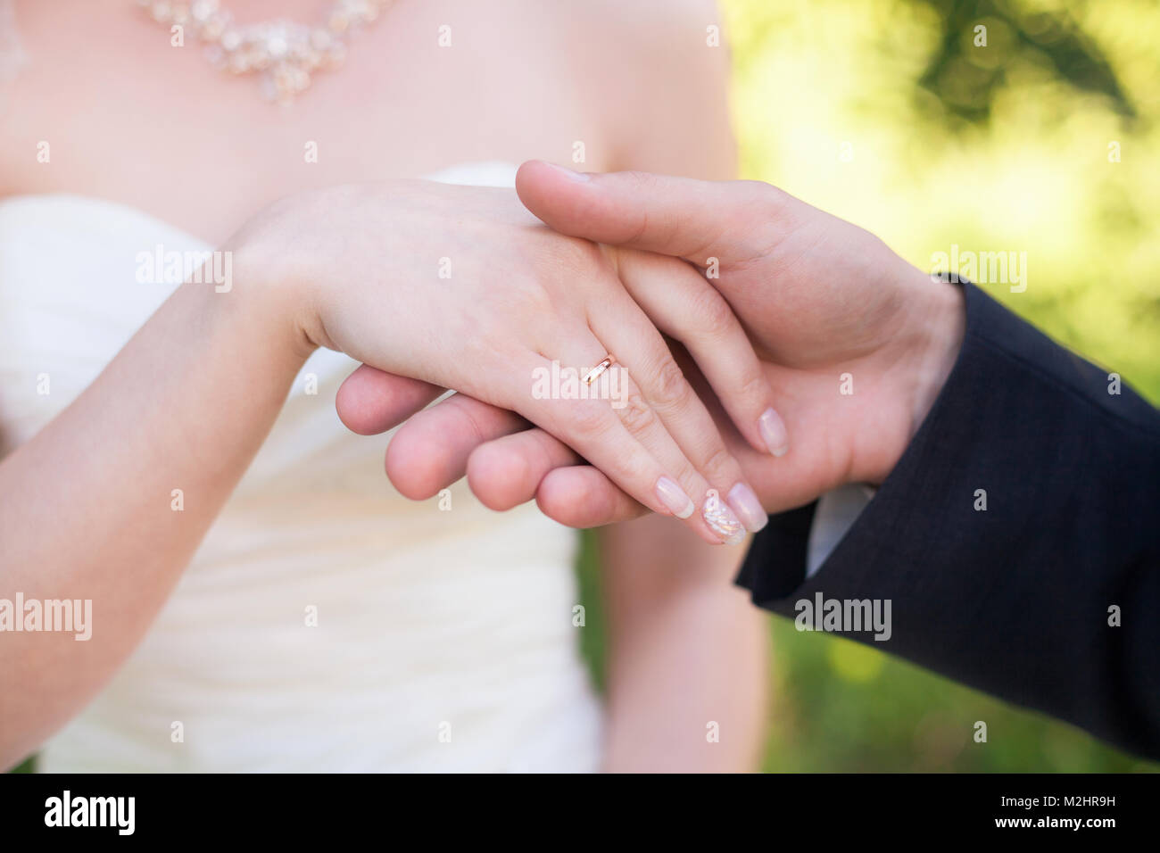 Mains de jeunes mariés avec des anneaux de près. Concept de mariage Banque D'Images