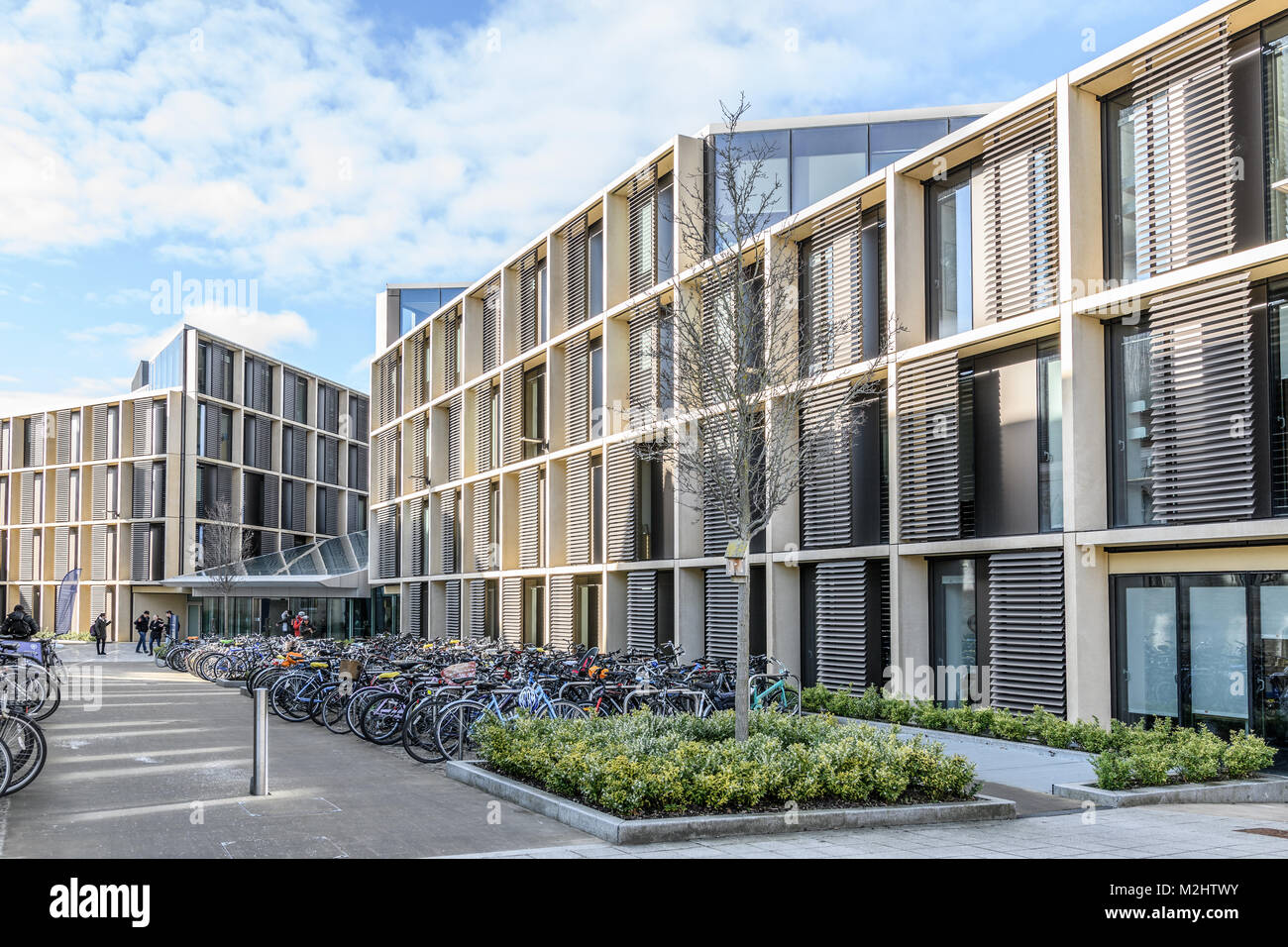 Andrew Wiles bâtiment avec un assortiment de vélos dans le quartier de l'Observatoire Radcliffe (ROQ) à l'université d'Oxford, en Angleterre. Banque D'Images