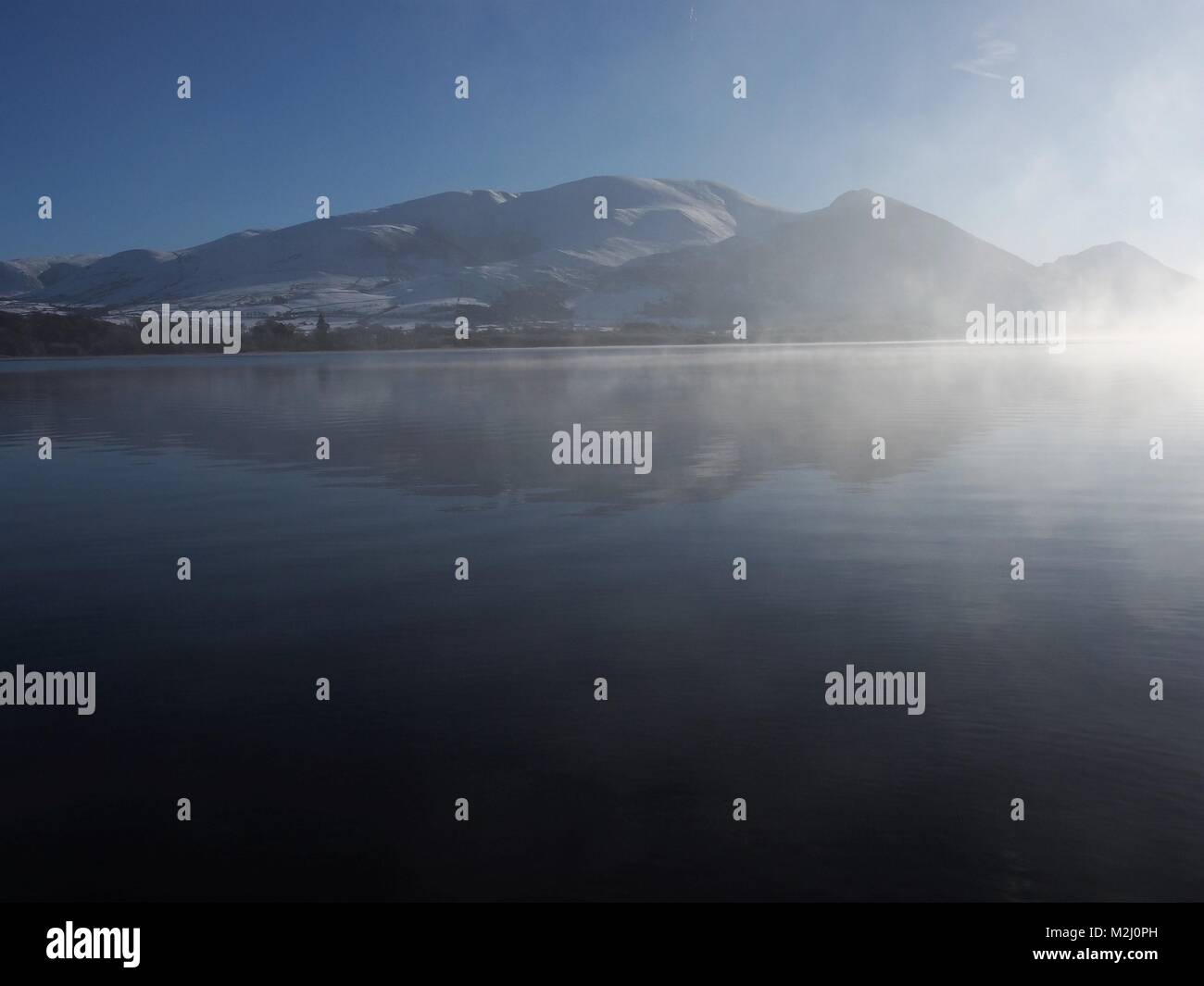 Brume sur le lac avec Skiddaw dégage, le lac Bassenthwaite, Parc National de Lake District, Cumbria, Royaume-Uni Banque D'Images