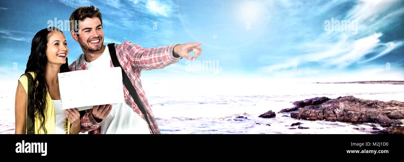 Couple de déplacement avec la carte en face de paysage de mer Banque D'Images