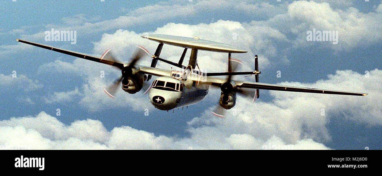 Un E-2 Hawkeye de VAW-112 accueil basée à Miramar NAS sur un vol de routine sur l'Est du Pacifique. 970915-N-0000U-010 par navalsafetycenter Banque D'Images