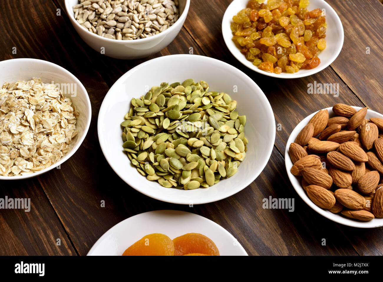 Ingrédients pour la cuisson des céréales dans un bol sur la table en bois. Snack-naturels sains. La nourriture végétalienne végétarienne. Banque D'Images