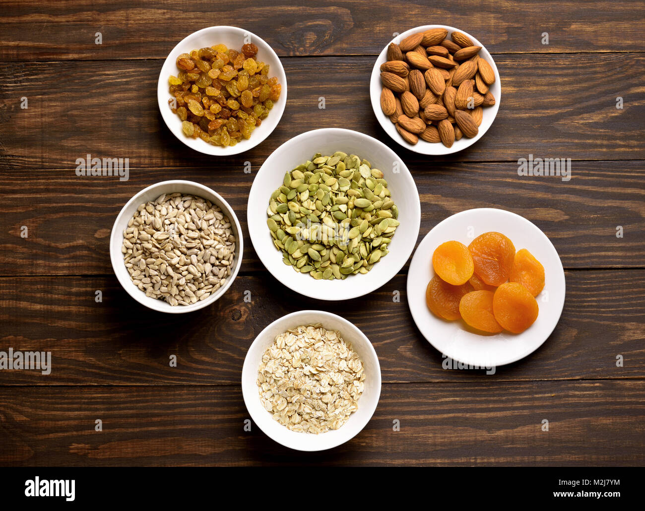 Ingrédients pour la cuisson des céréales sur table en bois. Collation santé dans un bol. Haut de la vue, télévision lay Banque D'Images