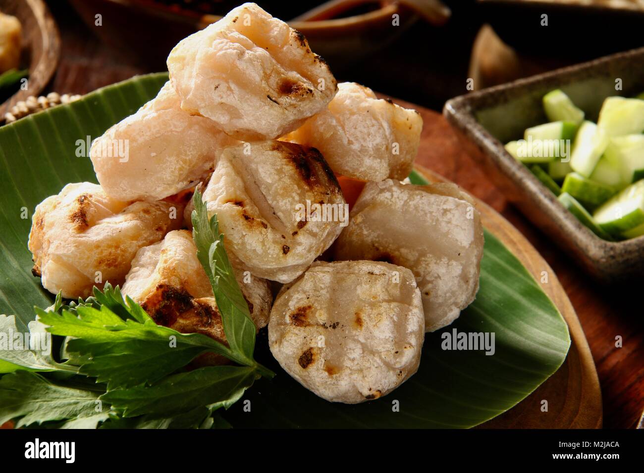 Pempek Bakar, le Char-grilled Fish Gâteaux de Palembang, Sumatra du sud Banque D'Images