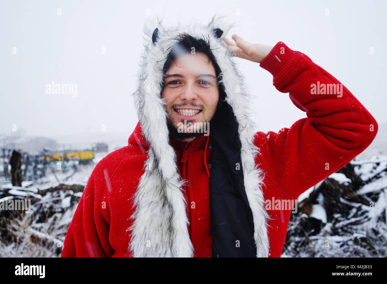 Jeune homme jouissant d'un jour de neige Banque D'Images