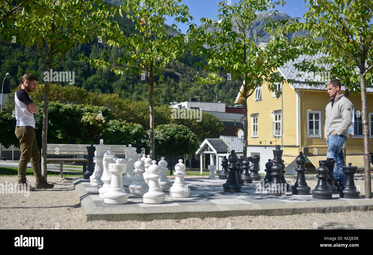 Deux amis jouer aux échecs sur un échiquier géant, Odda, Norvège Banque D'Images