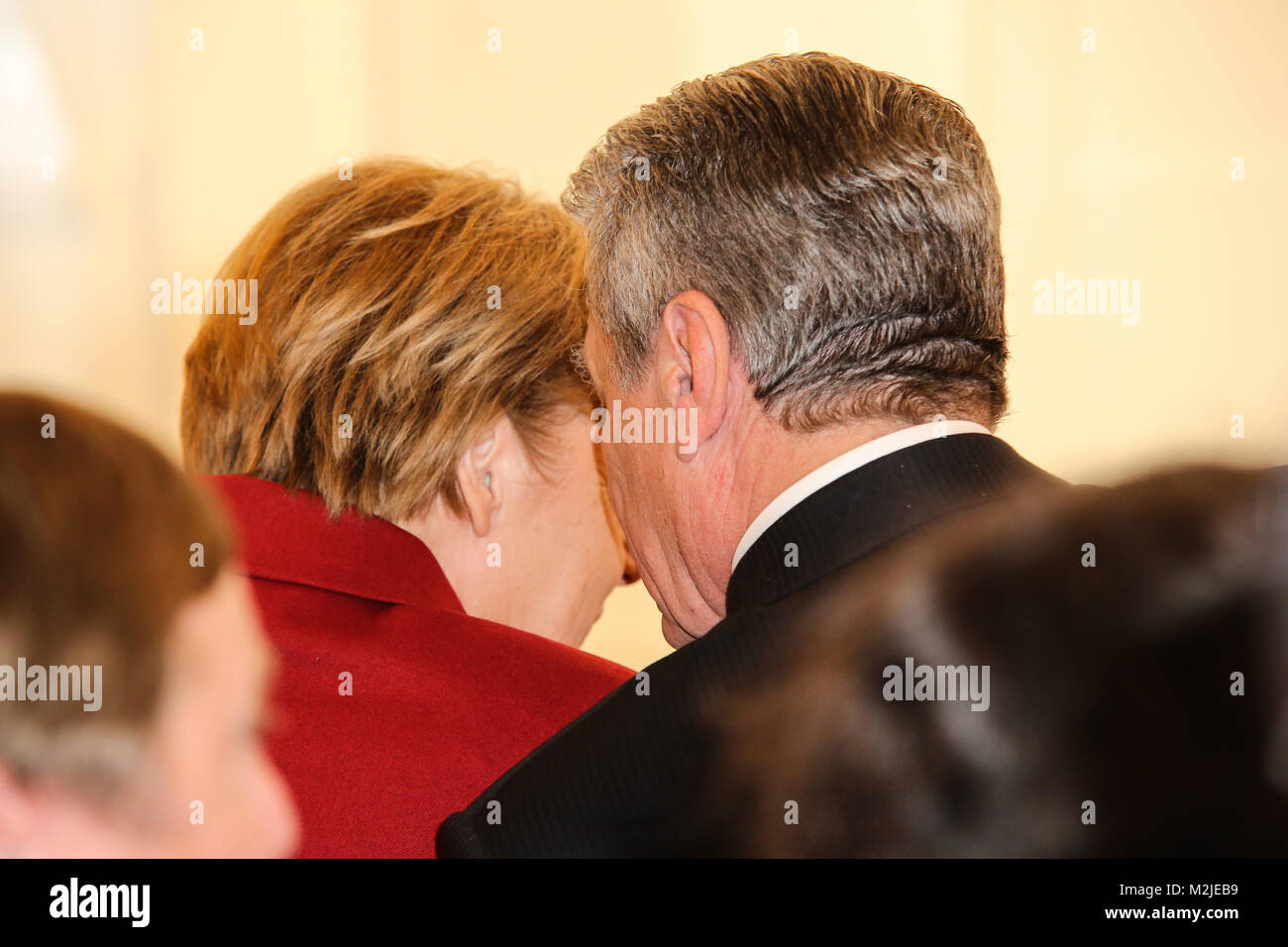 Angela Merkel und Joachim Gauck, fluestern Silbenen Lorbeerblattes Verleihung des an die deutsche Nationalmannschaft ducht und Angela Merkel à Berlin Joachim Gauck Crédit .Tamara Bieber/ Coverpicture Banque D'Images