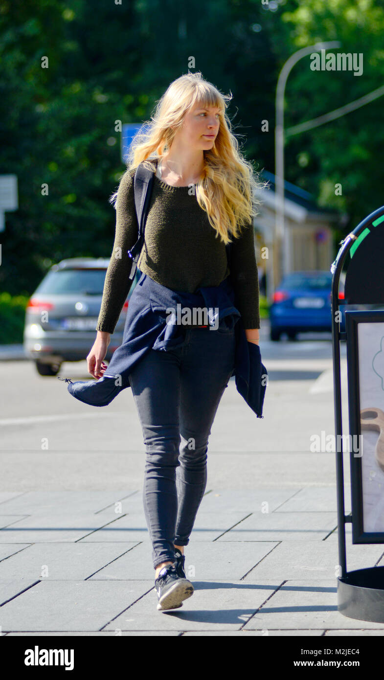 Une femme blonde marcher dans Parkveien street, Oslo (Norvège) Banque D'Images