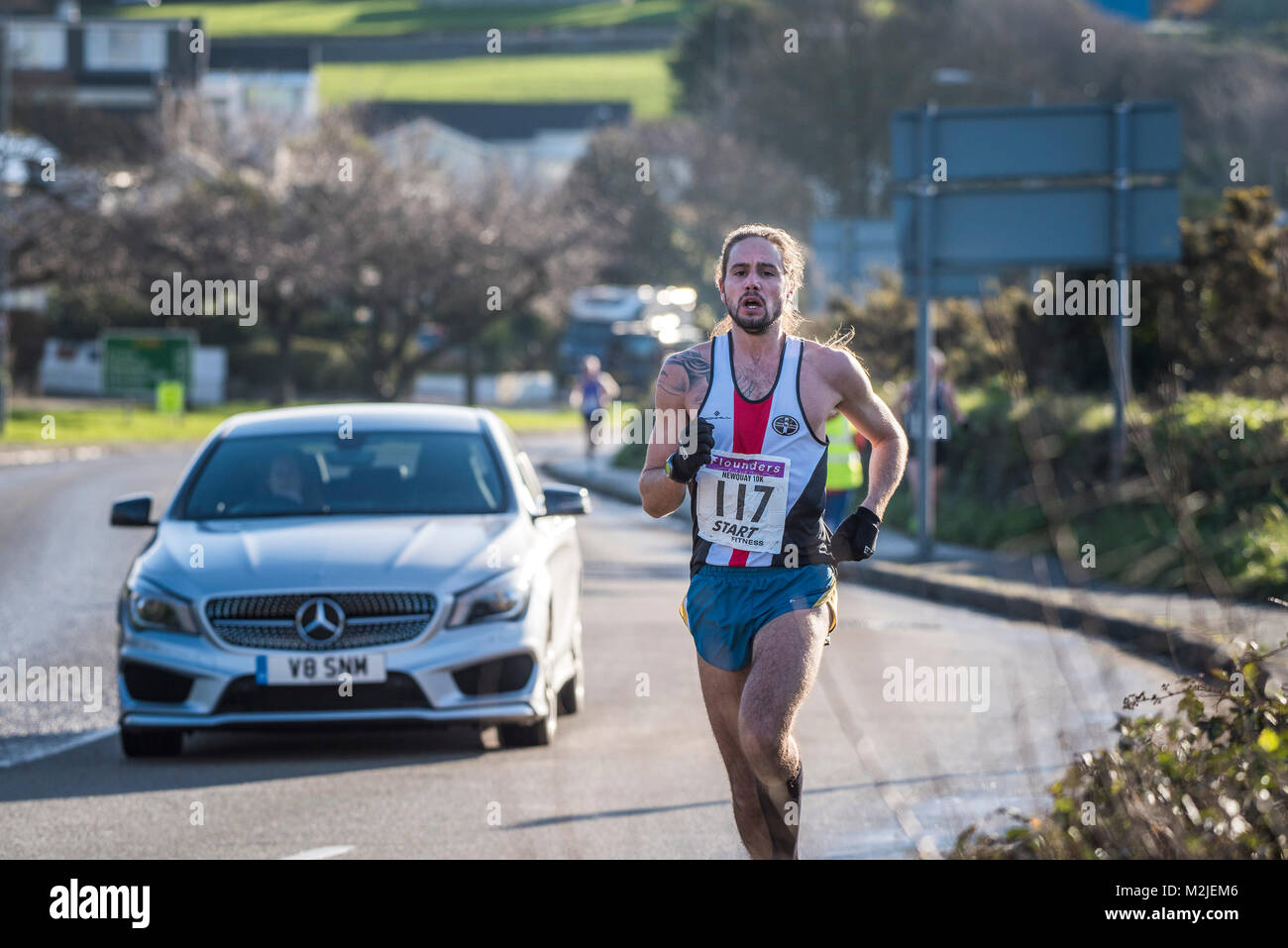 Un coureur en compétition dans une course sur route à Newquay Cornwall. Banque D'Images