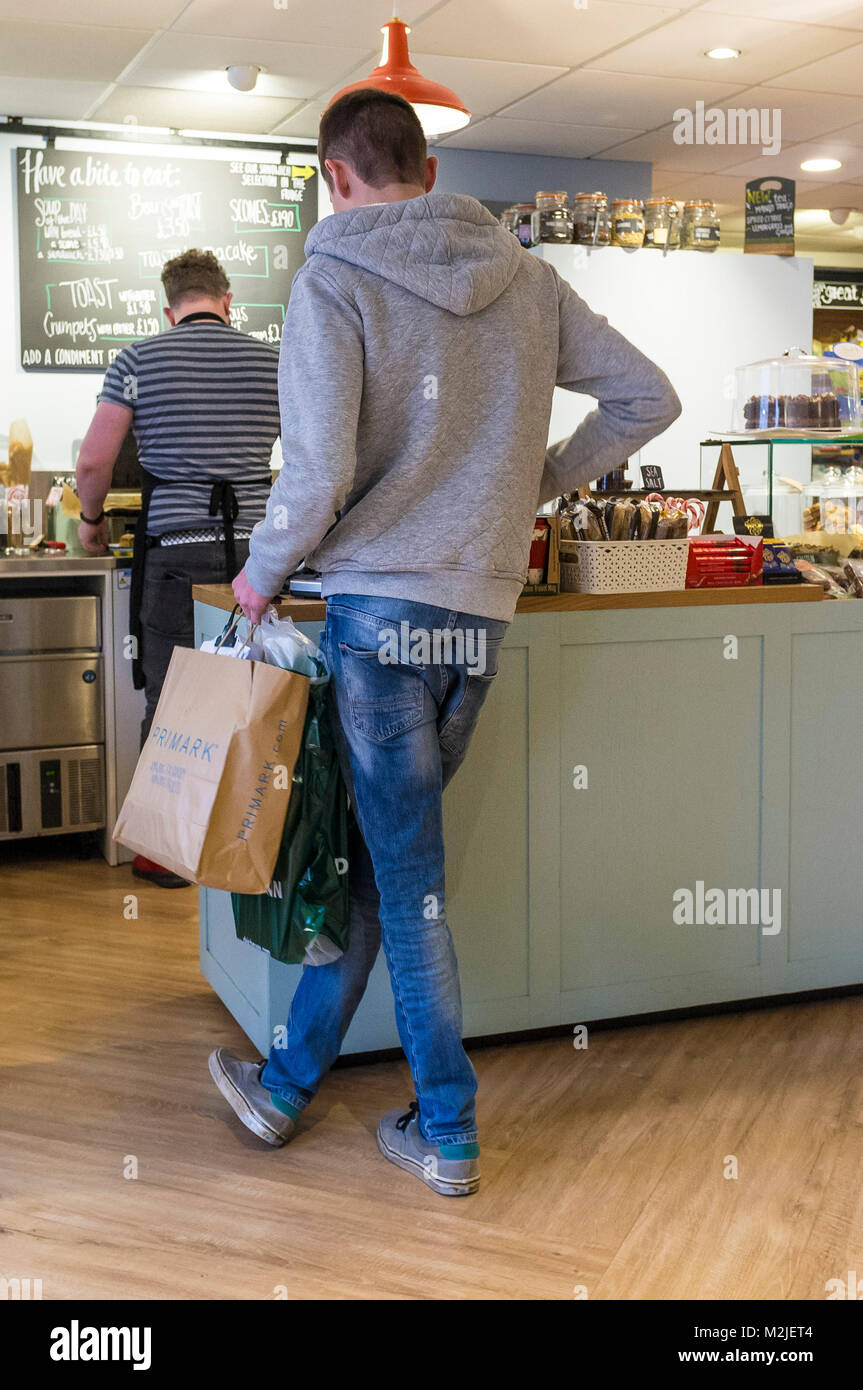 Un client en attente d'être servi dans un café. Banque D'Images