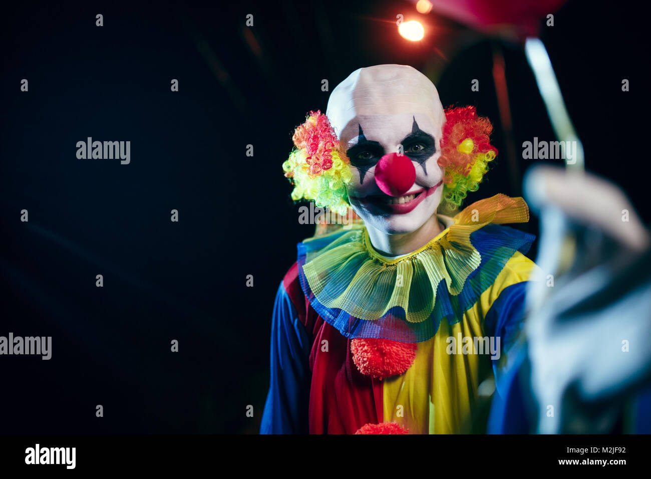 Image de clown avec ballon rouge dans la nuit sur la rue Photo Stock - Alamy
