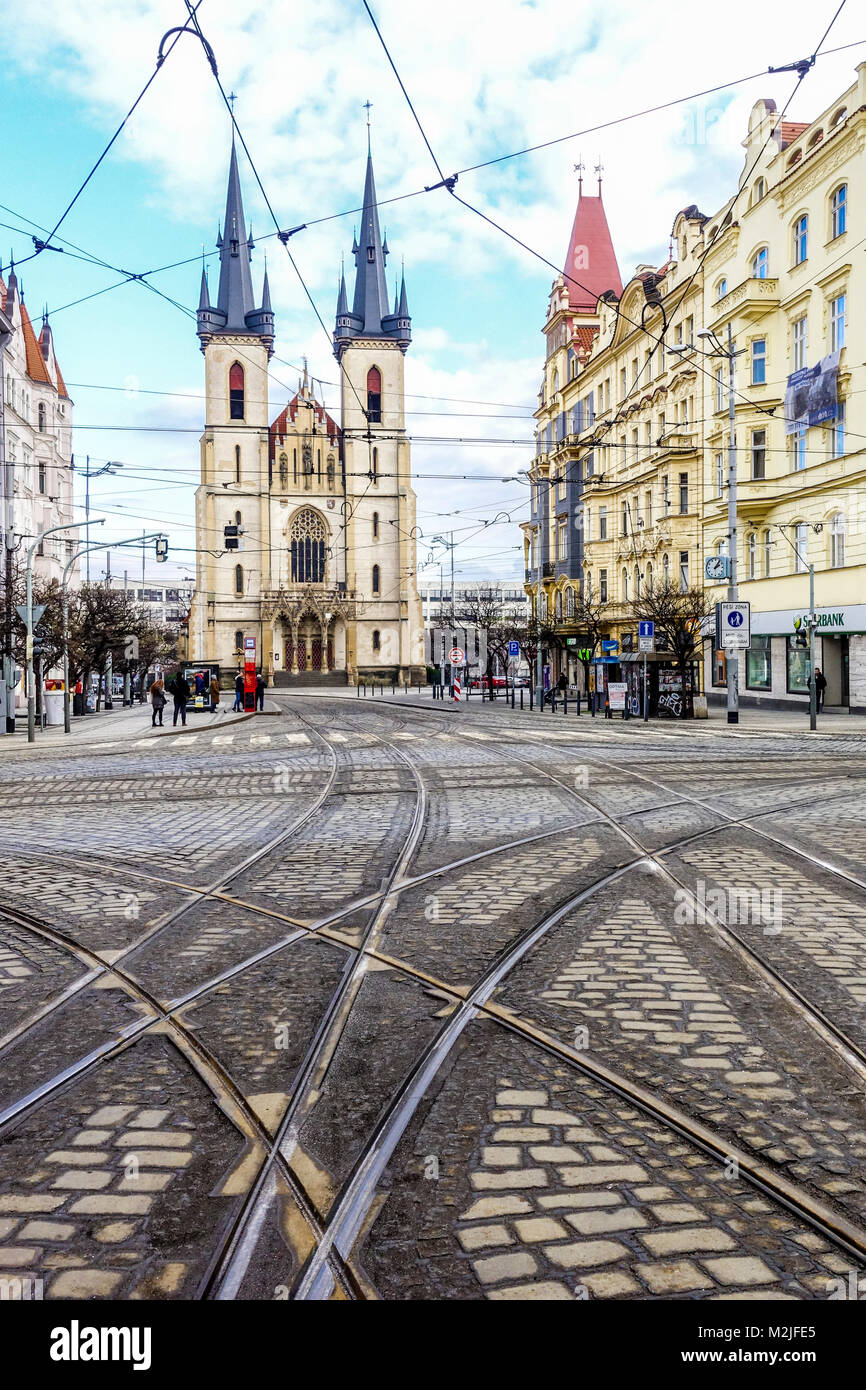 Tramway sur la place Strossmayer avec l'église Saint Anthony de Padoue, Prague, République tchèque Banque D'Images