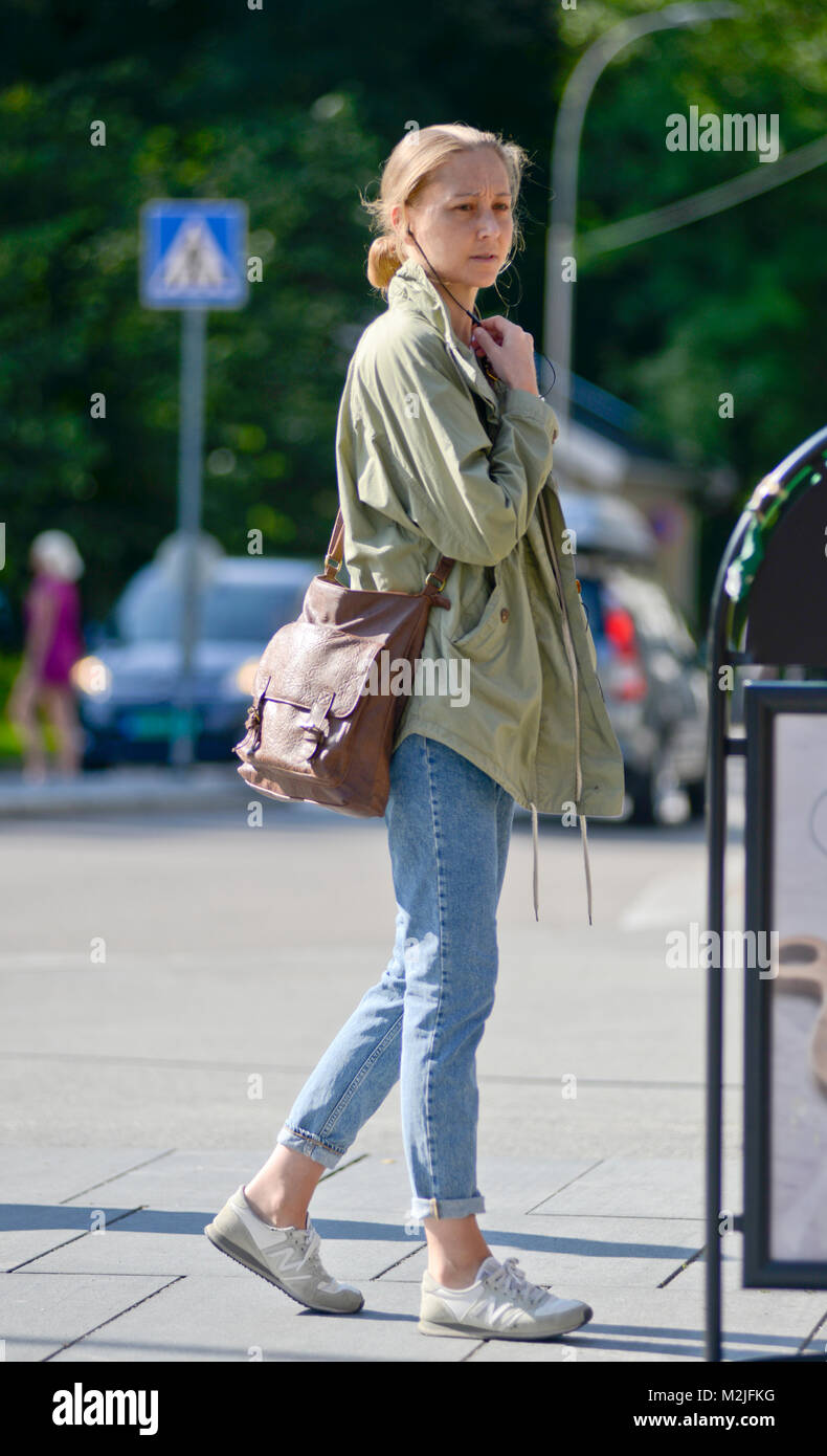 Femme blonde dans la rue, Oslo, Norvège Banque D'Images