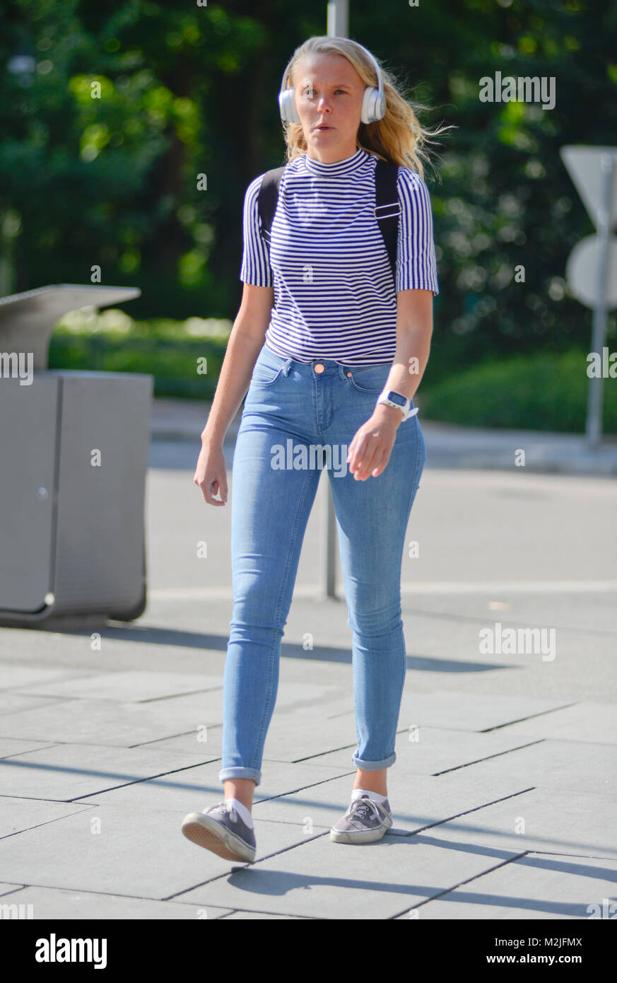 Une femme blonde marcher dans Parkveien street, Oslo (Norvège) Banque D'Images