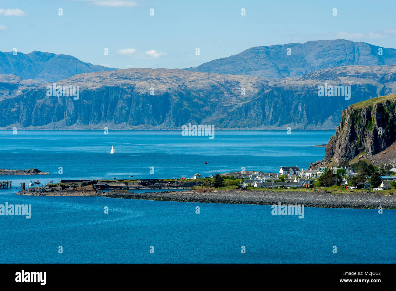 Superbe vue sur le village de l'Île Seil / Ellenabeich, Écosse, île de Mull avec de l'autre côté de l'eau Banque D'Images