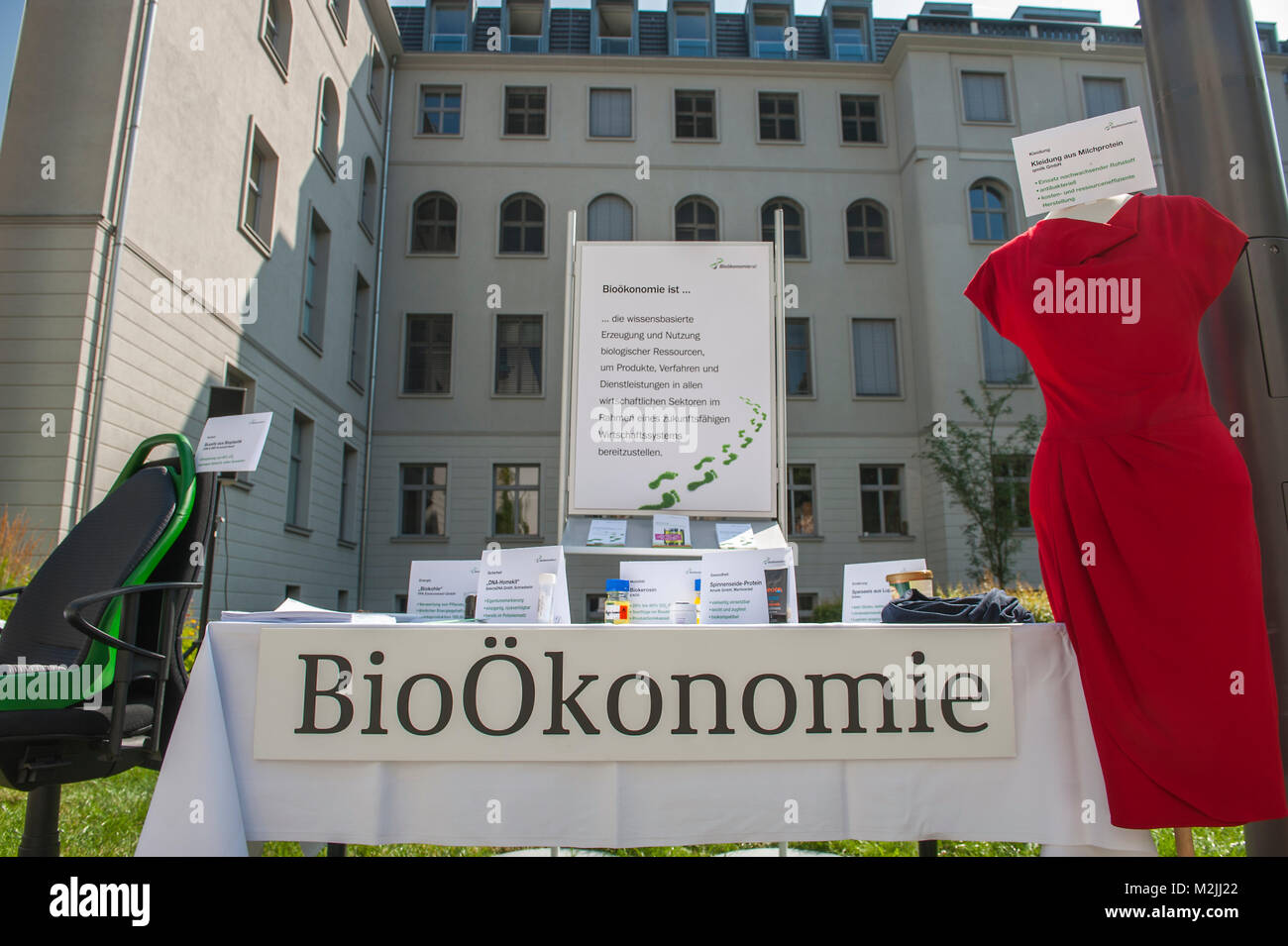 Ministre fédéral de l'alimentation, l'Agriculture et de la protection des consommateurs, Ilse Aigner, Ministre fédérale de l'éducation et de la recherche Johanna Wanka et le Professeur Dr. Christine Lang de l'Institut de la bioéconomie, présenté aujourd'hui la bioéconomie stratégie du gouvernement fédéral à Berlin. Banque D'Images