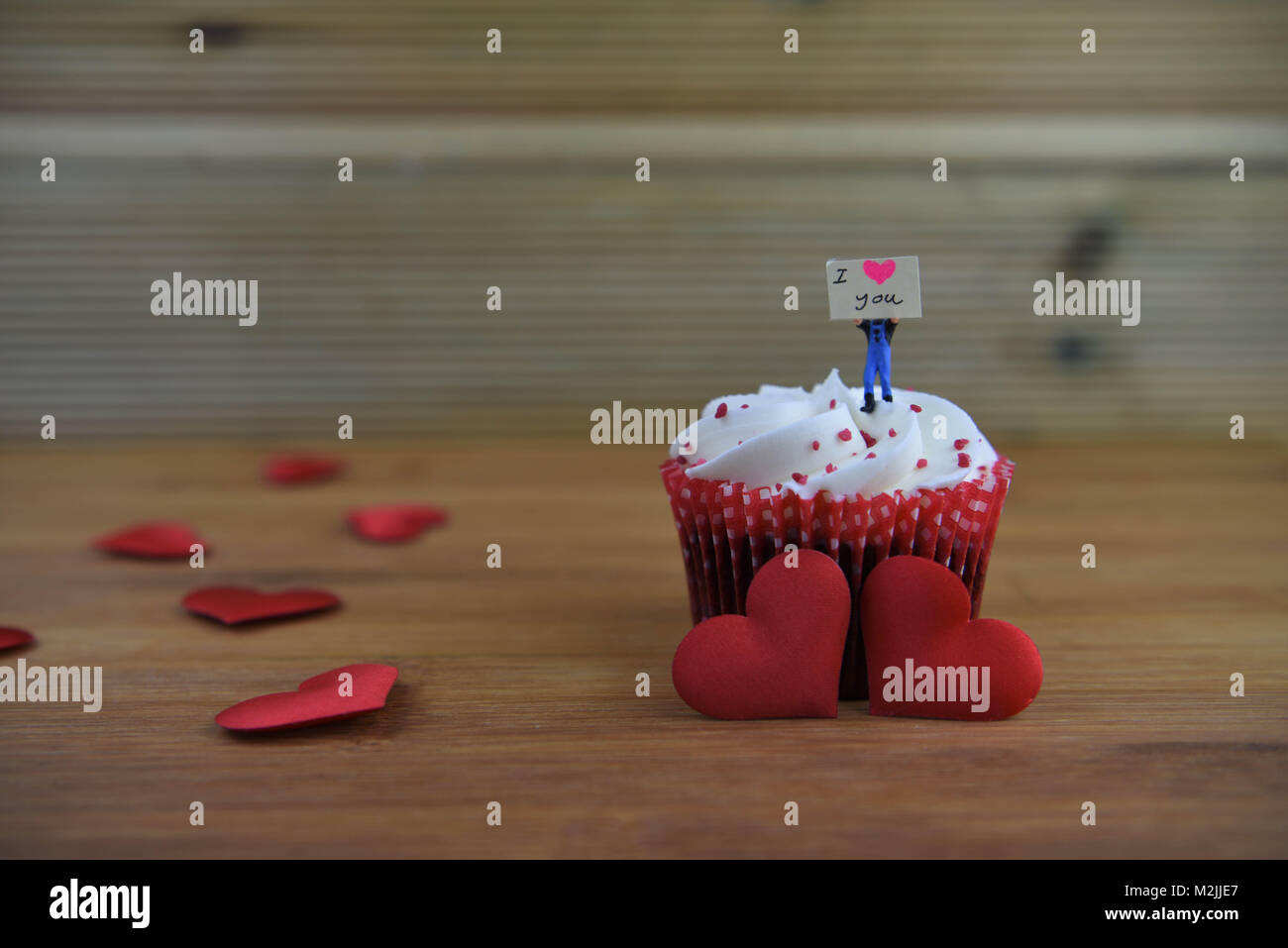 Saint Valentin romantique petit gâteau décoré d'une figurine miniature personne avec un panneau d'administration et de l'amour rouge coeur shapes Banque D'Images