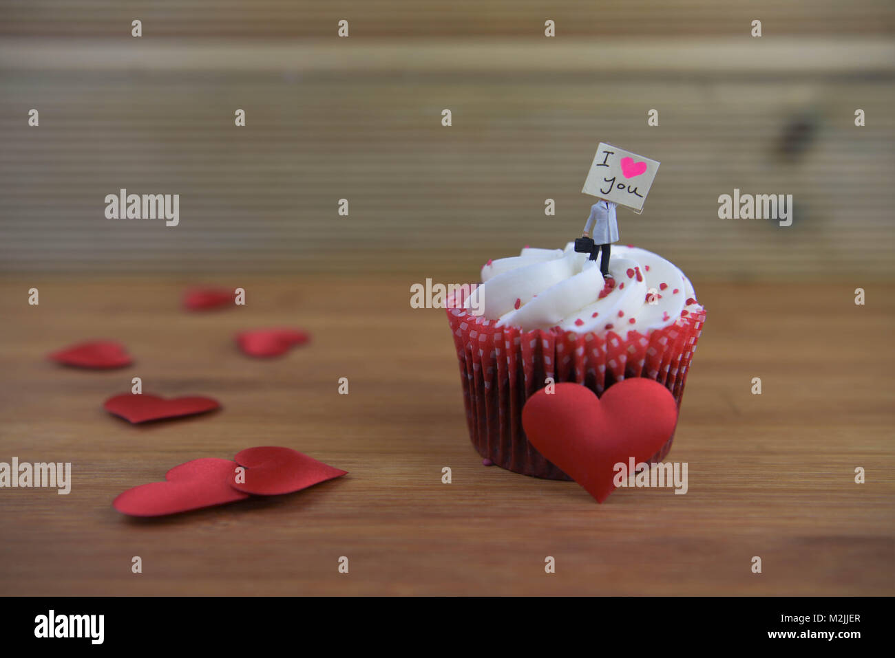 Saint Valentin romantique petit gâteau décoré d'une figurine miniature personne avec un panneau d'administration et de l'amour rouge coeur shapes Banque D'Images