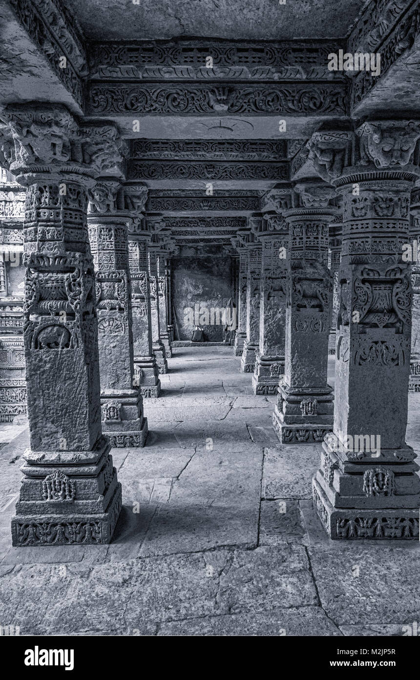 Patan, Gujarat, Inde, Décembre 05,2014 - Vue de l'intérieur du mur et des piliers sculptés en Rani ki Vav Banque D'Images