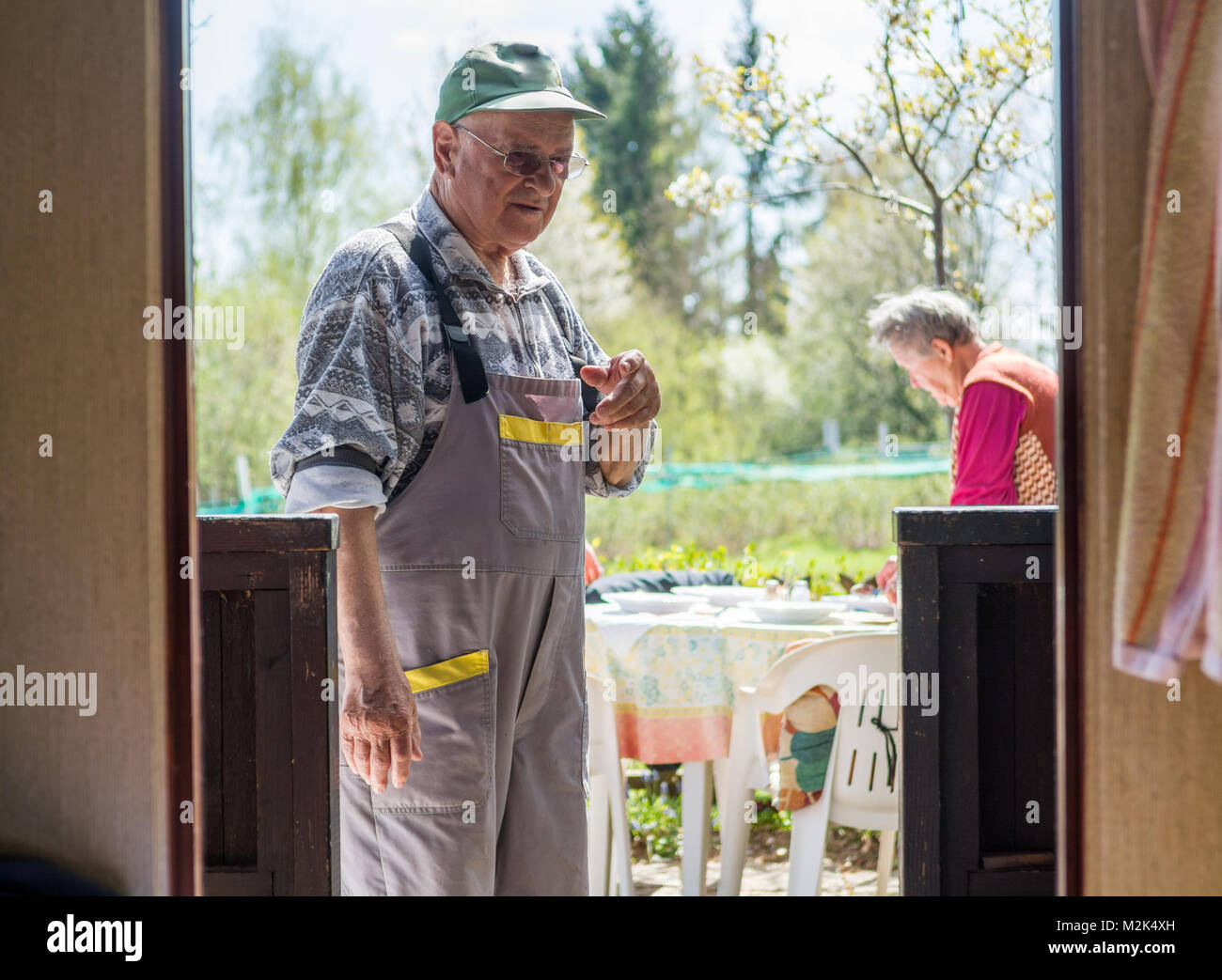 Un homme âgé à la recherche dans une cabine. Banque D'Images