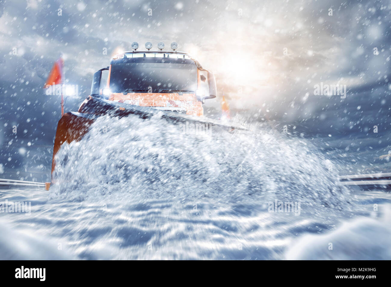 Chasse-neige professionnel sur une route enneigée Banque D'Images