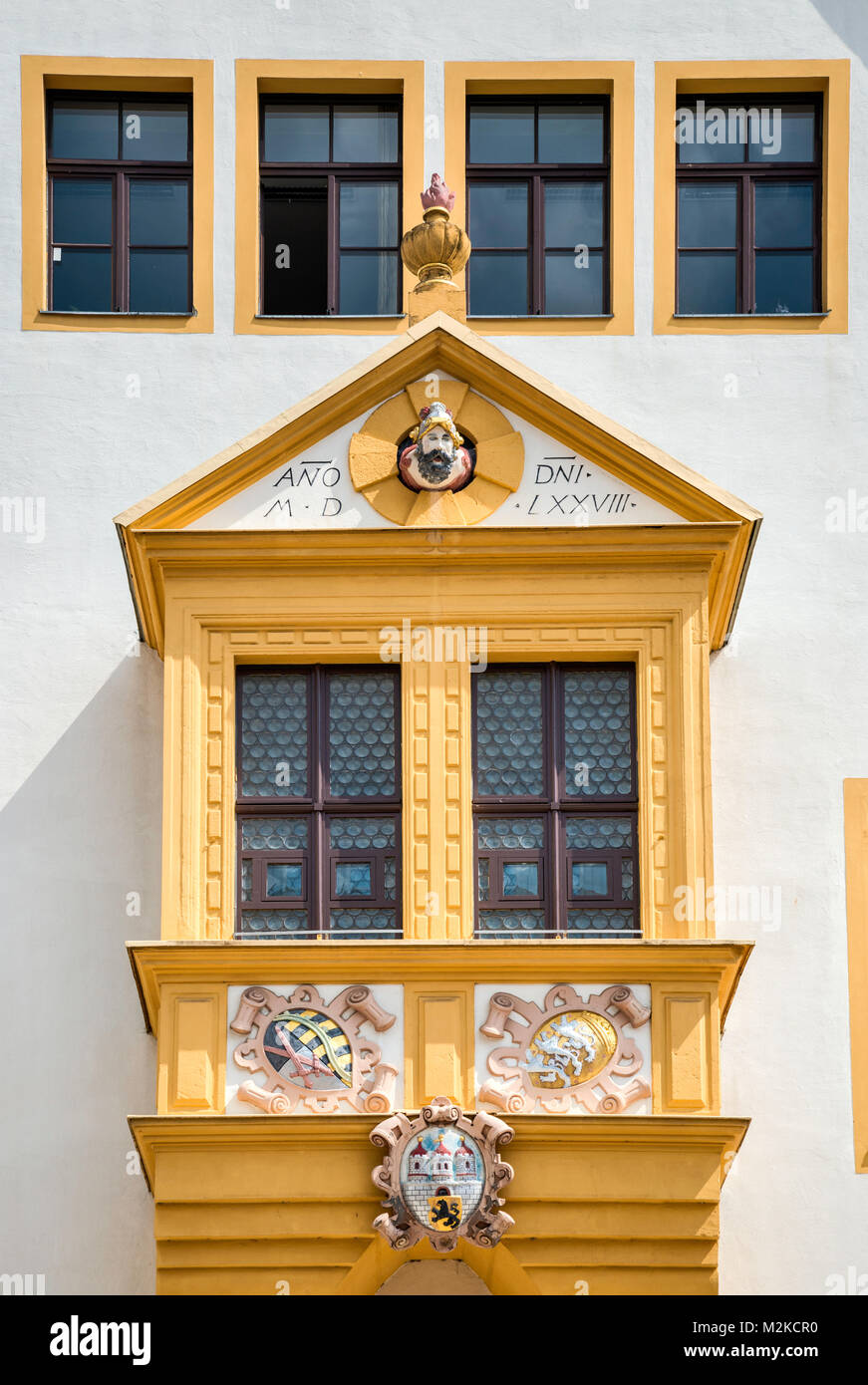 Oriel, daté 1577, les armoiries de la ville, à l'hôtel de ville (Rathaus) à Freiberg, Saxe, Allemagne Banque D'Images