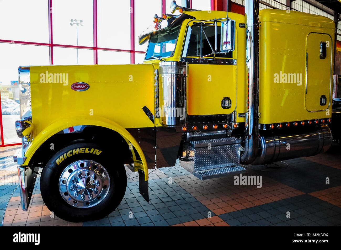 OMAHA, Nebraska - 24 février 2010 - Jaune Peterbilt 379 camion semi affichée à l'IOWA 80 Truckstop. Banque D'Images