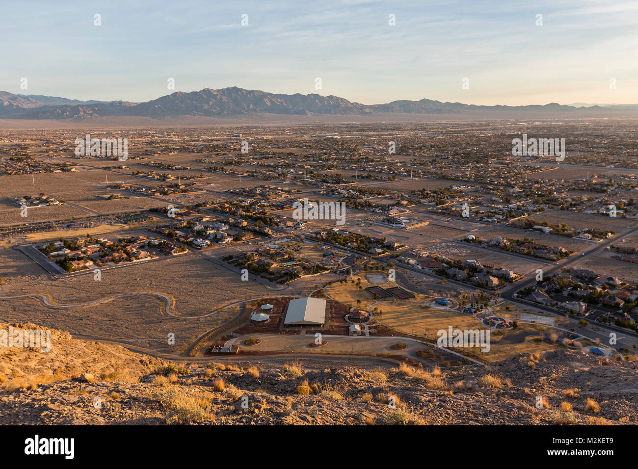 Tôt le matin du nord-ouest de Las Vegas vue depuis le haut de la montagne solitaire dans le comté de Clark, Nevada. Banque D'Images
