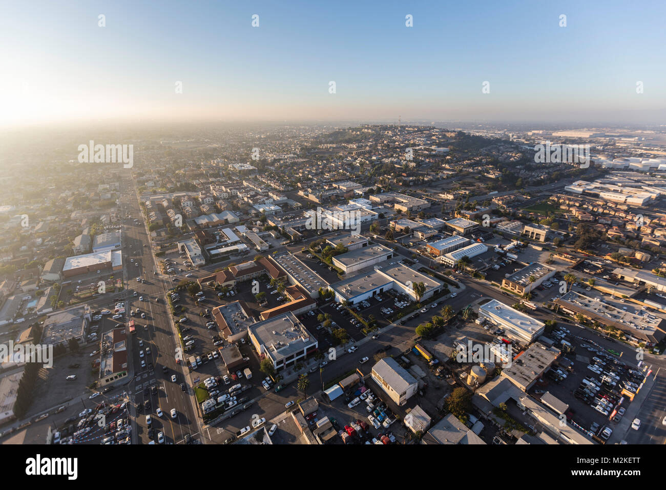 Long Beach, Californie, USA - 11 janvier 2018 : après-midi brumeux Vue aérienne des bâtiments et des rues près de Signal Hill. Banque D'Images