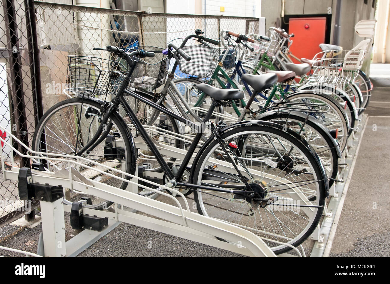 Grand nombre de bicyclettes à un garage à vélo à Tokyo. Le Japon. 127 millions de personnes au Japon ont 72 millions de bicyclettes. Banque D'Images