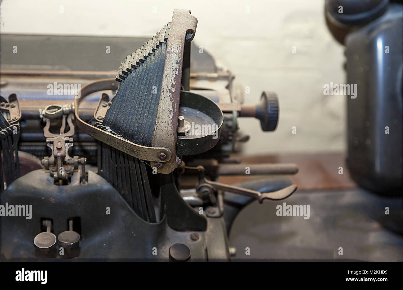 En machine à écrire antique vintage grunge et regarde sur une table en bois.Libre Banque D'Images