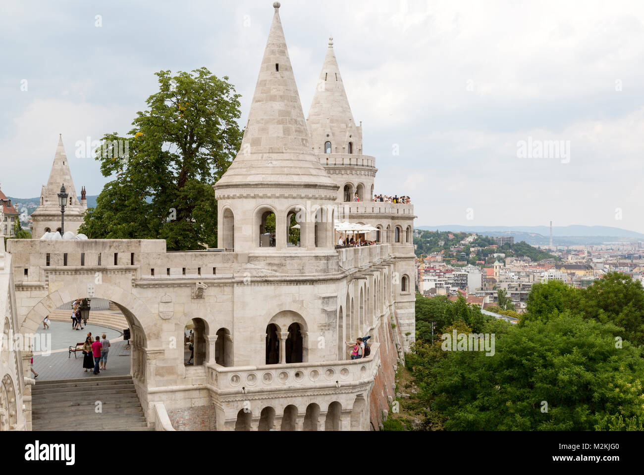 Du Bastion des pêcheurs, une destination touristique populaire sur la colline du château, sur le côté Buda de Budapest. Belle vue du côté Pest et restaurants. Banque D'Images