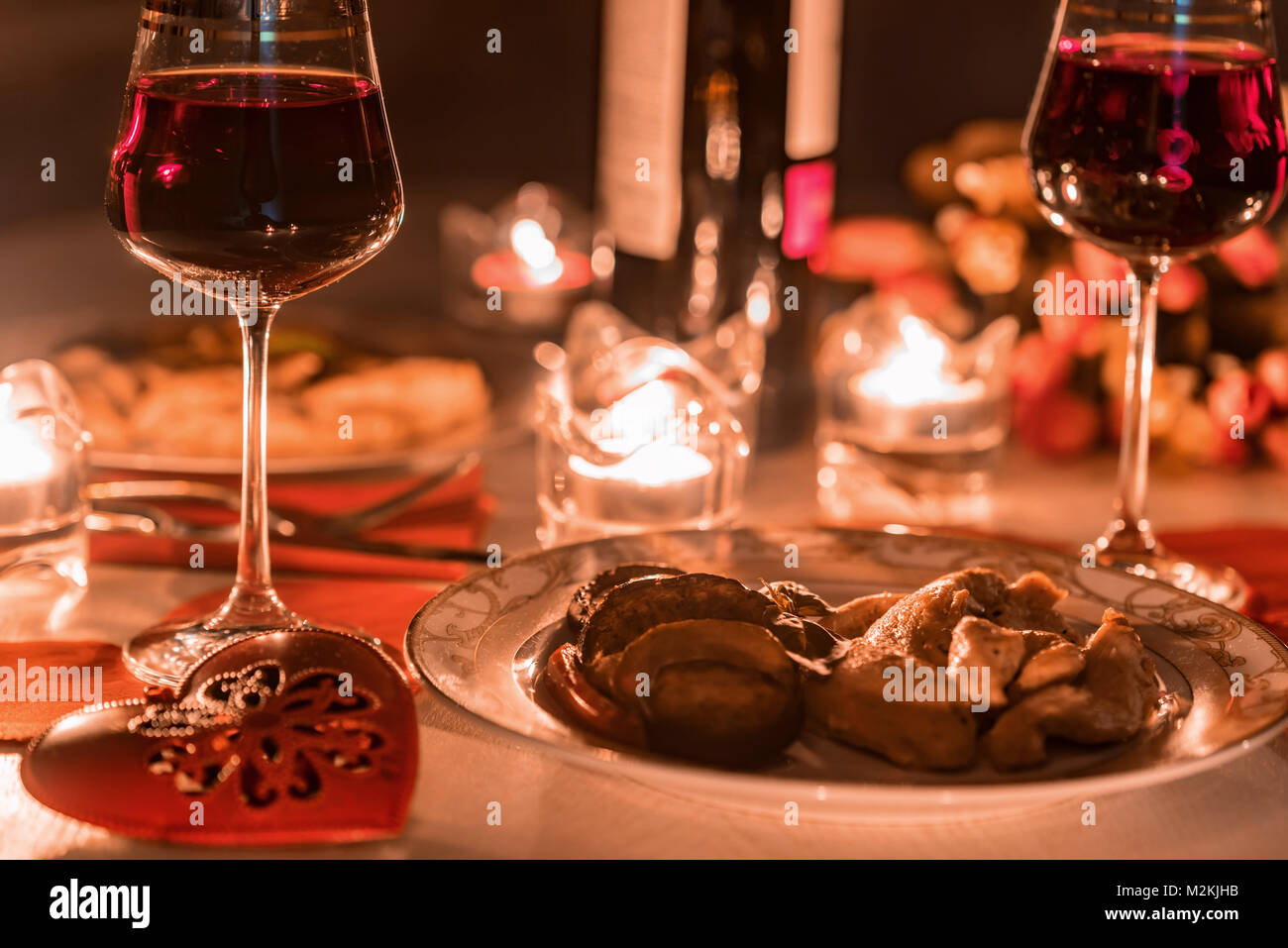 Dîner romantique pour deux avec vin, les bougies, les fleurs Banque D'Images