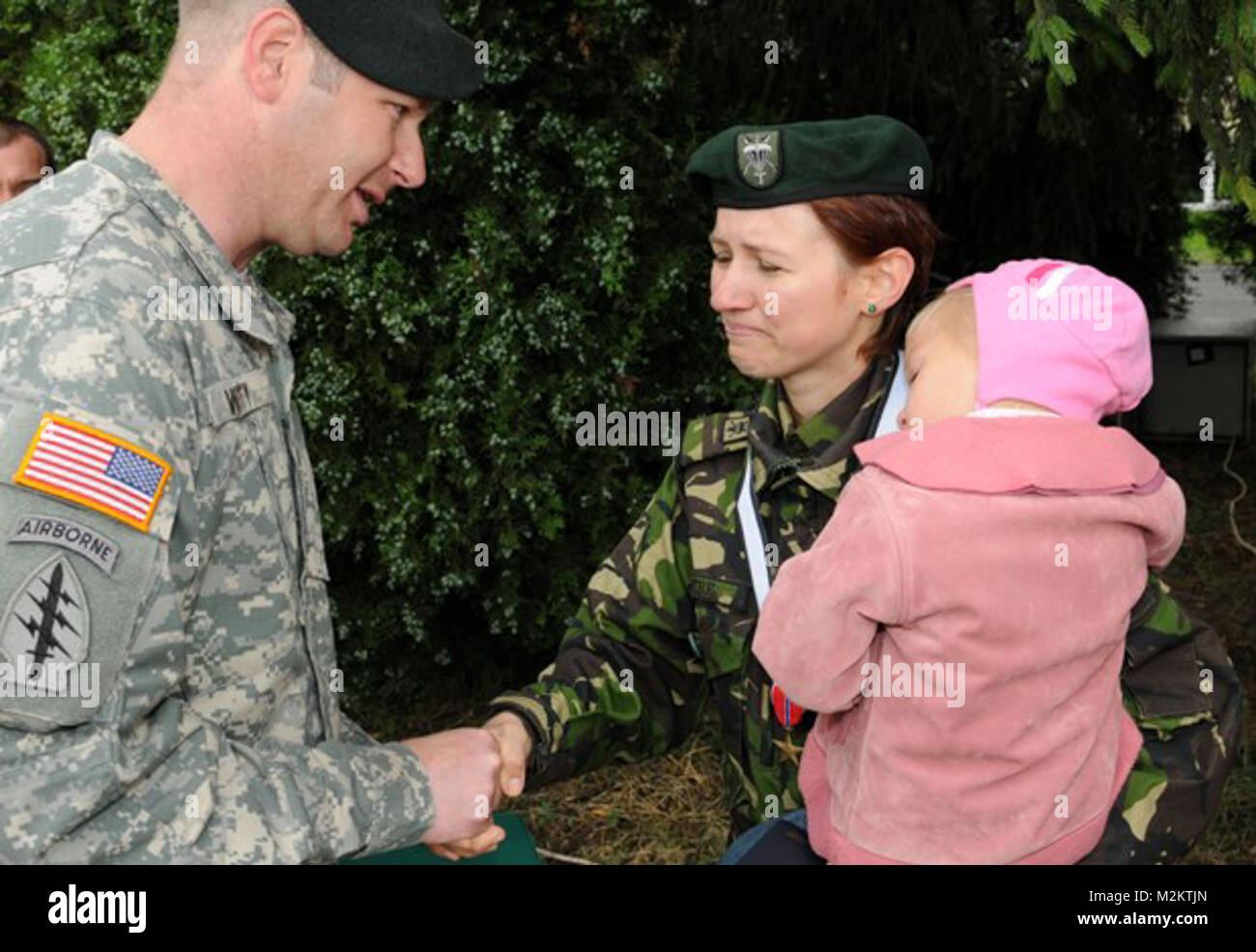 Le Sergent Chef L Equipe De Joshua Whitty Sergent 1er Bataillon 10e Groupe Des Forces Speciales Airborne Serre La Main De Lieutenant Roumaine Dorina Petre Apres Avoir Presente Son La Bronze Star Medal Americaine Le Sergent Chef L Equipe De Joshua Whitty Sergent 1er Bataillon 10e Groupe Des Forces Speciales Airborne Serre La Main De Lieutenant Roumaine Dorina Petre Apres Avoir Presente Son La Bronze Star Medal Americaine