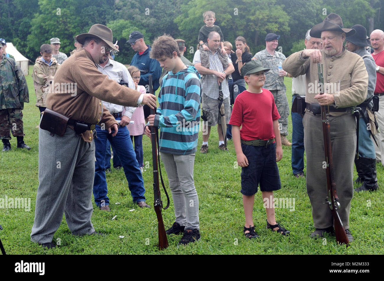 Michael T. McFadden et Lee R. Chesney, tous deux historiens, aider Jonathan D. Mansfield et Ethan E. Burke dans le chargement après la guerre-froide rifles pendant la révolution du Texas et la guerre civile de démonstration d'armes à l'American Heroes Célébration sur Camp Mabry. (U.S. Des cadets de l'Armée Photo par Barnes Mobile 100e Détachement des affaires publiques) 20100417-A-4270B-06 par Texas Département militaire Banque D'Images