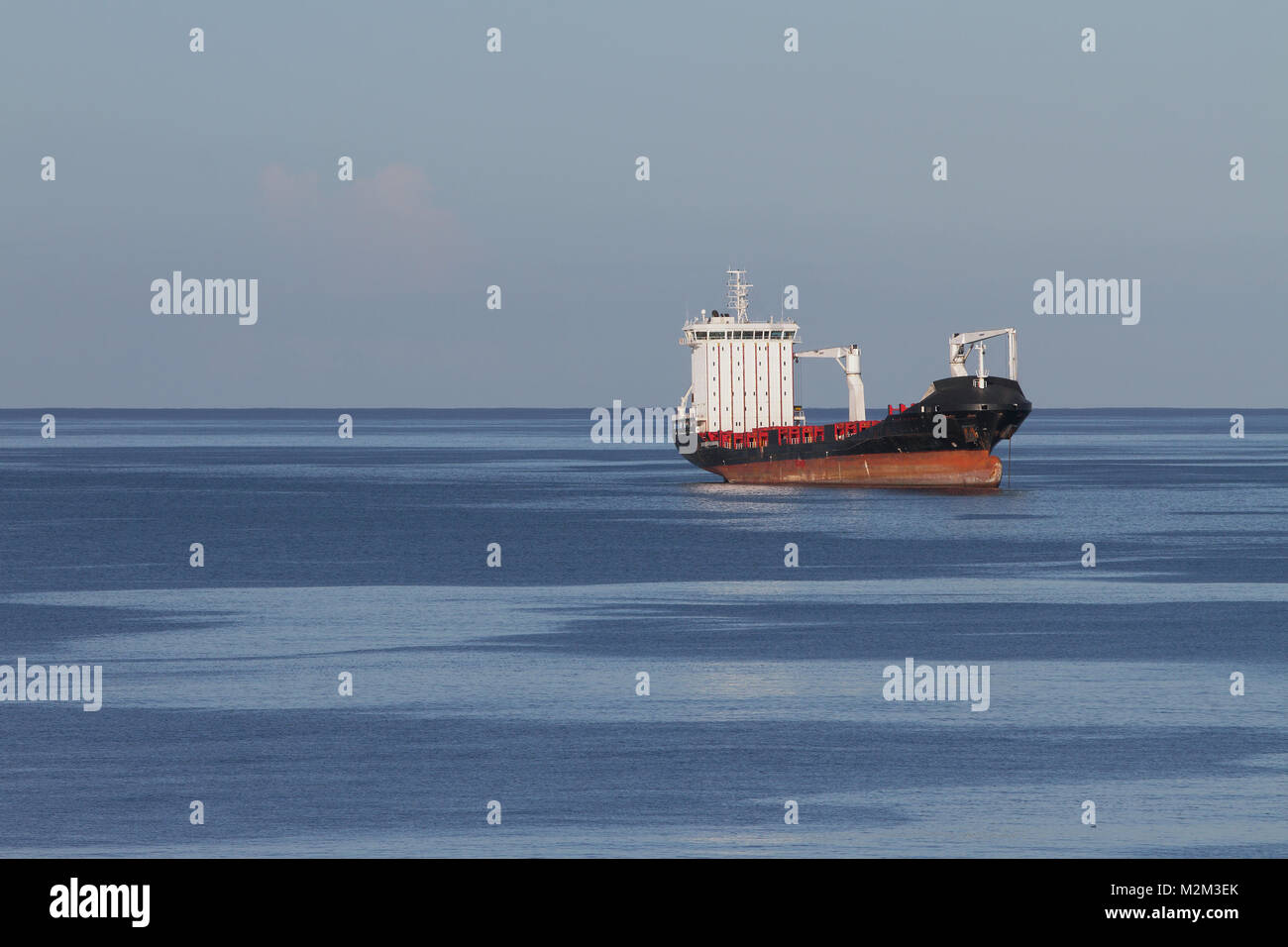 Cargoship sur raid en haute mer. Port Louis, Ile Maurice Banque D'Images