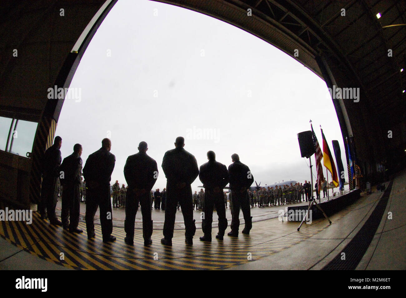 L'équipage d'avions C-130 et de la maintenance de participer à une cérémonie officielle, le 2 novembre, sur la base aérienne de Ramstein, en Allemagne, au revoir à la dernière d'une série de H-modèle C-130 de la 86e départ officiellement Airlift Wing pour faire place à la nouvelle flotte de Hercules modèle J. Les 38 ans de cargo, connu sous le numéro 1299 de queue, a été la dernière H Hercules de Lockheed Martin sur le rouleau de la chaîne de montage en 1971 et est entré en service pour l'US Air Force en 1973, où il a depuis pris en charge toutes les grandes campagnes de transport aérien du Vietnam à l'opération Iraqi Freedom. Maintenant le dernier jour au service de l'US Air Force, Banque D'Images