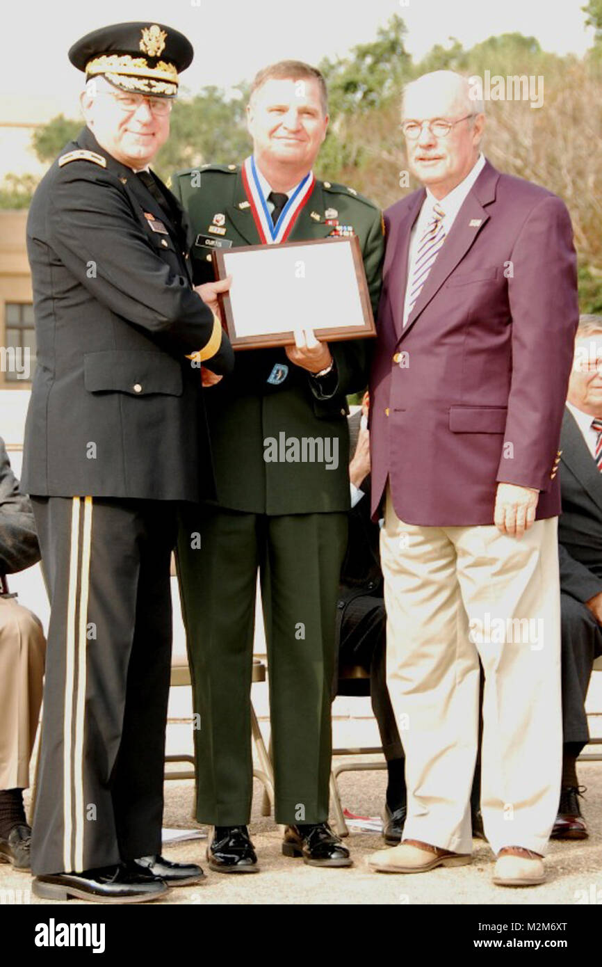 Le Brigadier-général Glenn Curtis, Directeur de l'état-major interarmées pour la garde nationale de la Louisiane est congradulated par le Major-général Skip to Phillips, président de les Cadets de la guerre, et Ole Skule Mike Martin, chancelier de l'Université d'état de la Louisiane, d'être intronisé dans les Cadets de la guerre Ole Skule Hall d'honneur samedi 14 novembre, sur le campus de l'état de la Louisiane de Parade. Le hall d'honneur militaire faisait partie de la cérémonie d'intronisation salue la LSU, la célébration de la tradition militaire de l'université prévue près de chaque journée des anciens combattants de novembre. Le Brigadier-général Glenn Curtis, Directeur de l'articulation Banque D'Images